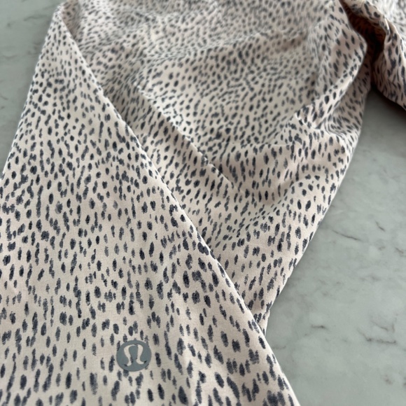 Lululemon 3/4 pants - super light stretchy top - Picture 4 of 4